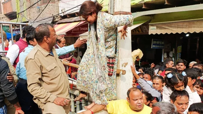 Mathura News: बांकेबिहारी मंदिर में रेलिंग फांद कर पहुंची महिला श्रद्धालु।