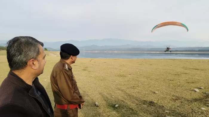 एडीसी बसोहली अजीत सिंह एवं एसडीपीओ बसोहली सुरेश शर्मा पैरा मोटर गलाइडिंग का आनंद लेते हुए