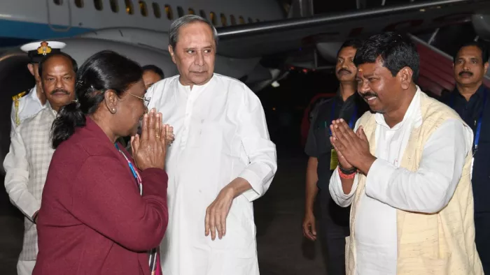 दो दिवसीय दौरे पर भुवनेश्वर पहुंची राष्ट्रपति मुर्मु, एयरपोर्ट पर राज्यपाल और मुख्यमंत्री ने किया भव्य स्वागत