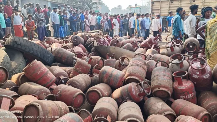 गोड्डा में तेज रफ्तार का कहर, गैस सिलेंडर लदा ट्रक पलटा; एक की मौत, ग्रामीणों ने किया रोड जाम