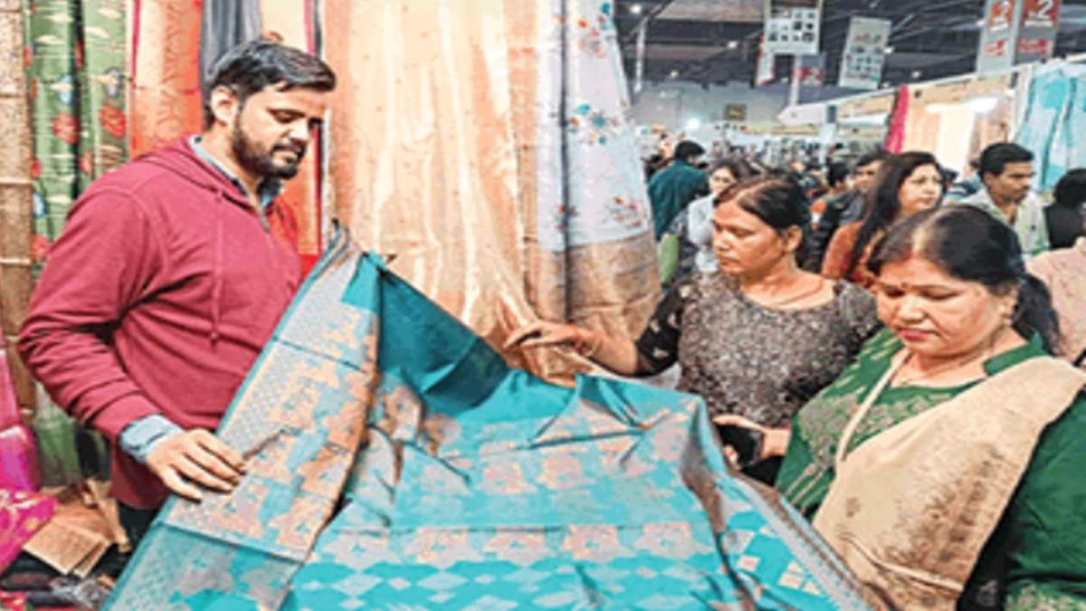 ncr women are very fond of hand made sarees in the international trade fair
