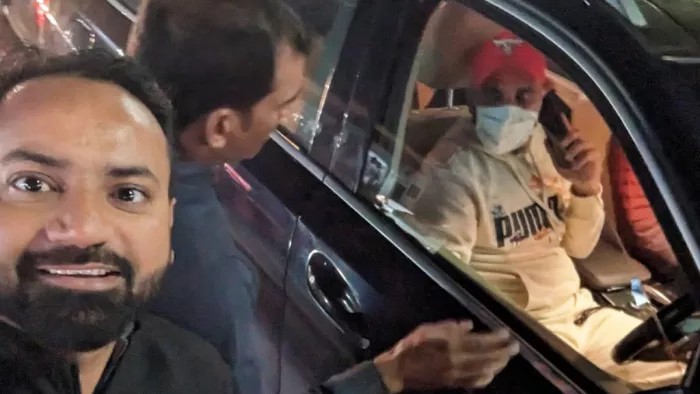 शमी के साथ सेल्फी लेने के लिए युवाओं की लगी भीड़