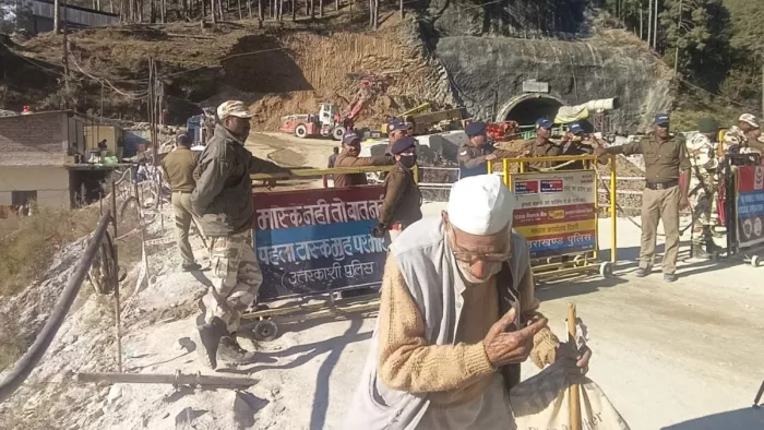 उदास आंखों में दिन बढ़ने से टूट रहा परिजनों की सब्र का बांध