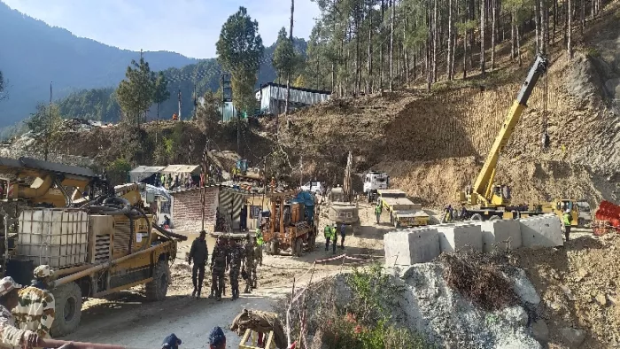 सिलक्यारा सुरंग के पास खोज-बचाव टीम आवाजाही करती।- जागरण