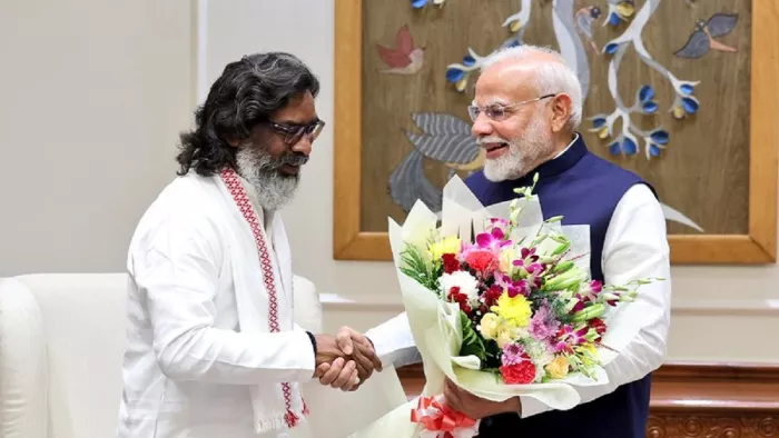 दिल्ली में प्रधानमंत्री नरेंद्र मोदी से मुलाकात करते हेमंत सोरेन।
