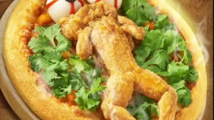 चीन के पिज्जा हट में बिक रहा डीप फ्राइड फ्रॉग वाला Pizza (फोटो- सोशल मीडिया)