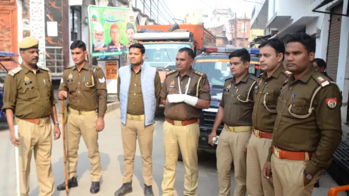 संभल के दीपा सराय बल्ले की पुलिया पर तैनात पुलिस।- जागरण