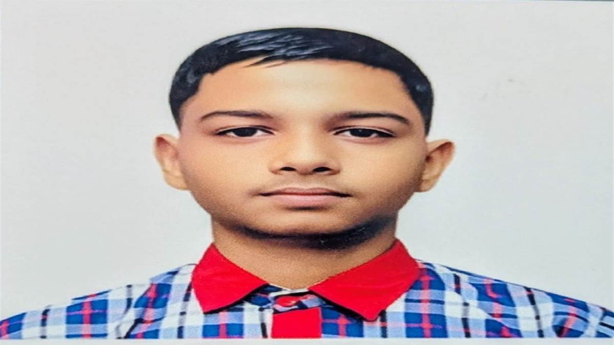 erickshaw carrying school children overturns student crushed to death