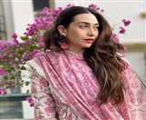 Karisma Kapoor Bold Photo: करिश्मा कपूर ने हॉट एंड सिजलिंग तस्वीर शेयर की हैं।
