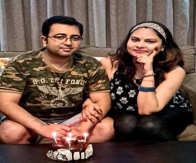 पति राजीव सिंह के साथ खुशबू। इंटरनेट मीडिया से साभार