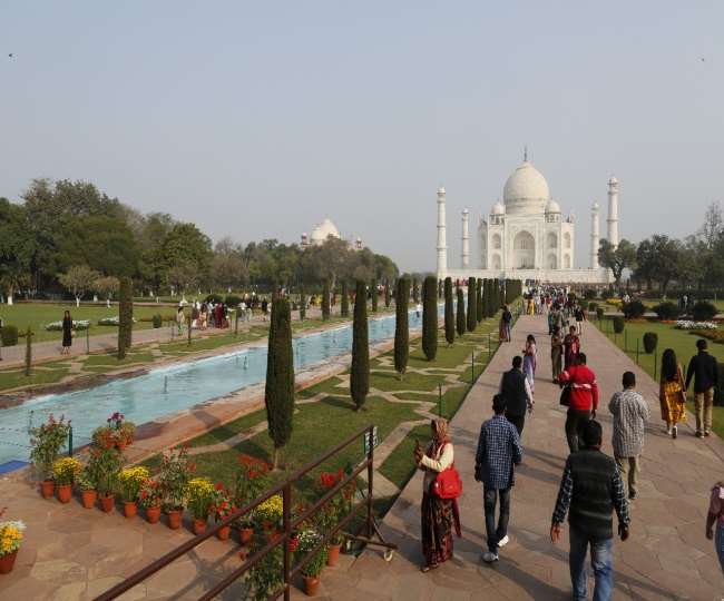 ताजमहल पर रविवार सुबह से ही पर्यटकों की अच्‍छी संख्‍या नजर आ रही है।