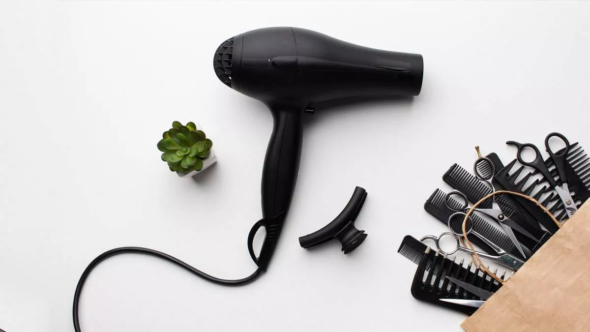 Best Philips Hair Dryer In India: ओवरहीट प्रोटेक्शन फीचर के साथ आ रहे हेयर ड्रायर से बालों को मिलेगा ड्राई लुक