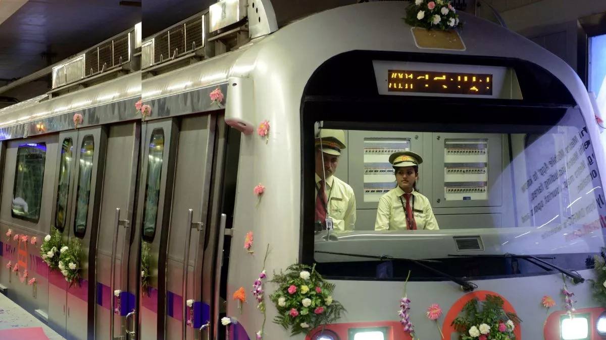 Delhi Metro: दिल्ली की टीचर ने मेट्रो और बेटी को साथ बढ़ते देखा, 20 साल पहले हुई थी सेवा की शुरुआत