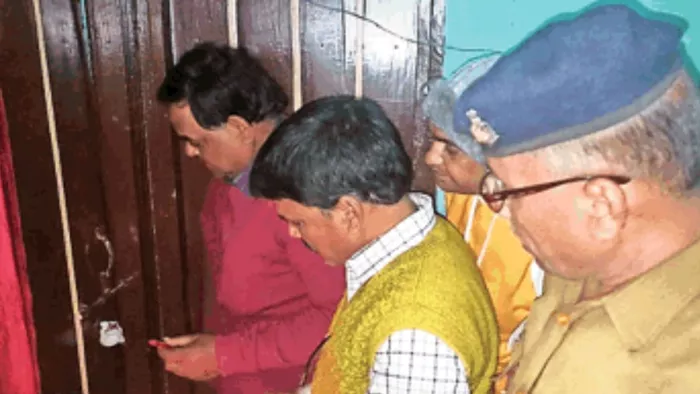 अस्पताल सील करते पीएचसी प्रभारी एसआइ एसएन चौधरी और अन्य l जागरण