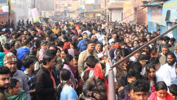Mathura News: दर्शन को भक्तों की उमड़ी भीड़, दबाव में श्रद्धालु महिला की बिगड़ी तबीयत