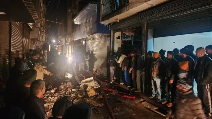 बाजार में एक ट्रिपल स्टोरी जूते की दुकान आग में जलकर हुई, मौके पर दमकल की गाड़ियों ने बुझाई आग