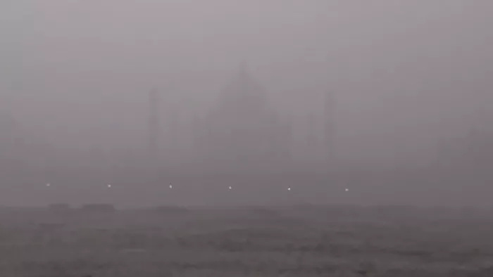 यूपी में कोहरा पड़ने से वाहन चालकों को परेशानी हो रही है।