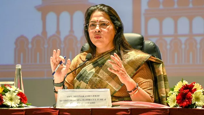 राजनीति और धर्म को अलग रखना चाहिए।