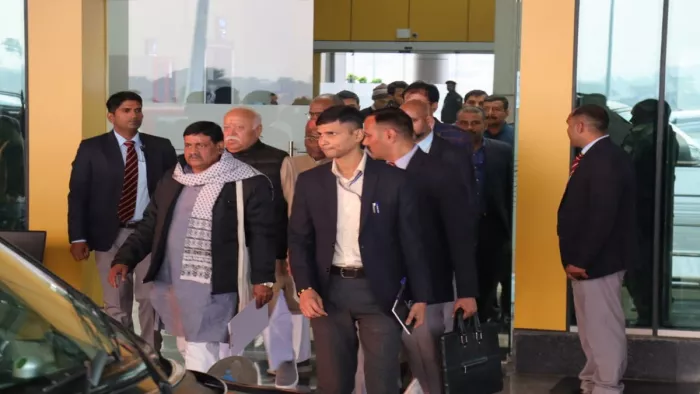 एयरपोर्ट से बाहर निकलते राष्ट्रीय स्वयंसेवक संघ के सर संघचालक मोहन भागवत।