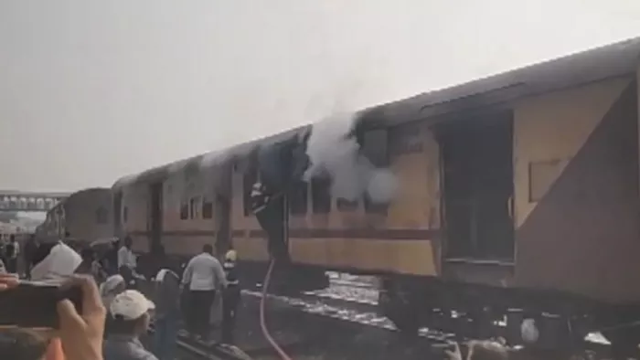 महाराष्ट्र के नांदेड़ में पूर्णा परली पैसेंजर ट्रेन में आग लग गई।(फोटो सोर्स: एएनआई)