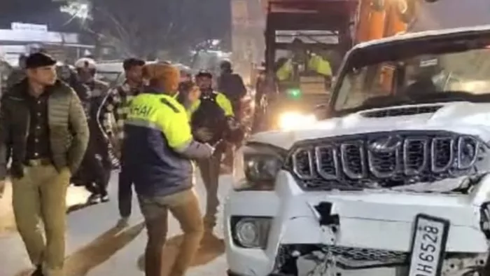 Hapur News: कार चालक ने चार वाहनों में मारी टक्कर, दो की मौत, बोनट में फंसे युवक। जागरण