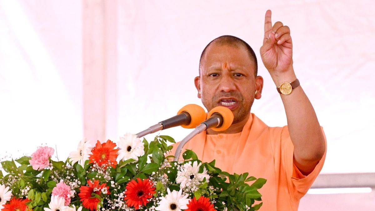 https://www.jagranimages.com/images/newimg/26122024/26_12_2024-cm_yogi_on_stage_23856328.jpg