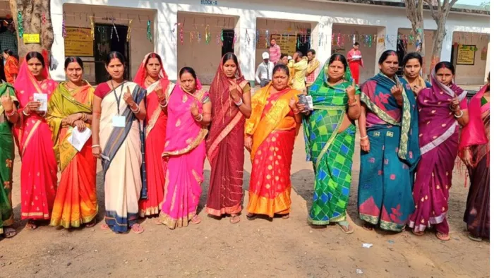 लोकसभा चुनाव में पुरुषों से आगे रही महिला वोटर्स (फोटो- X/@ECISVEEP)