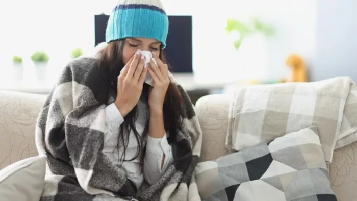 Chest pain winter : सर्दियों में कई लोगों के सीने में दर्द होने लगता है। ( Pic courtesy : Freepik)