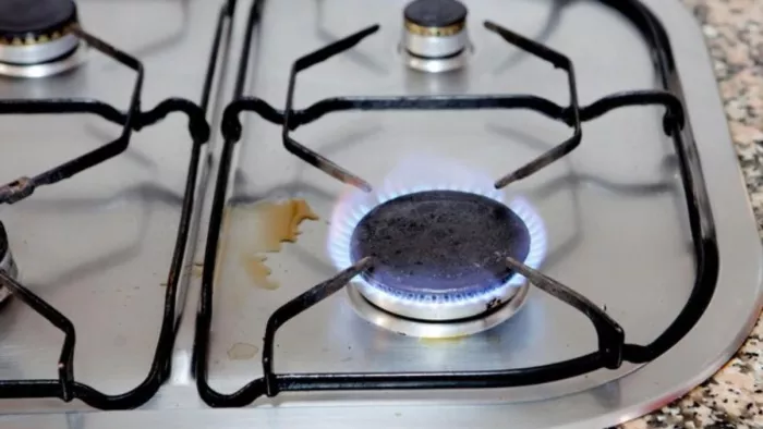 Gas burner stove : गैस बर्नर का लीक होना लोग आम समस्या समझते हैं। ( Pic Courtesy : Freepik)