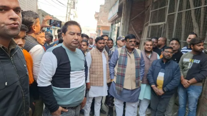 समर्थकों के साथ स्थानीय लोगों से मंदिर की भूमि पर कब्जे की जानकारी करते पूर्व सांसद सुब्रत पाठक। जागरण