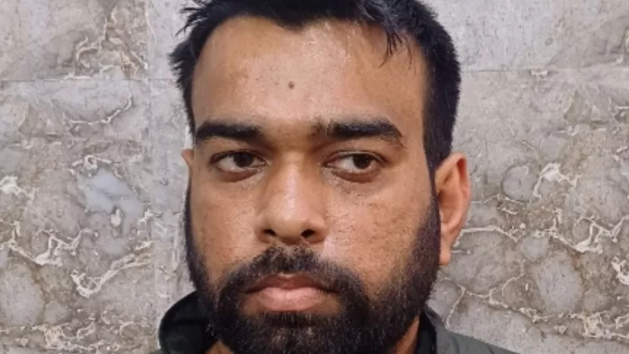 स्वरूप नगर थाने में पकड़ा गया आरोपी विक्रम सिंह चंदेल।
