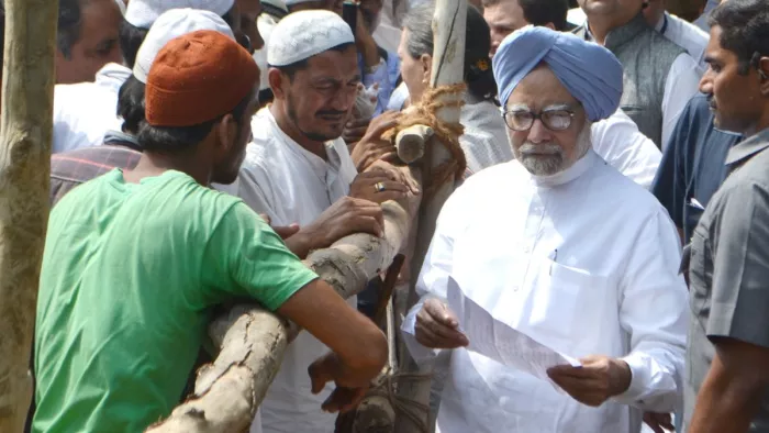 2013 में शाहपुर क्षेत्र में आए तत्कालीन प्रधानमंत्री डाॅ. मनमोहन सिंह दंगा पीड़ितों का हाल जानते हुए। भूषण भास्कर