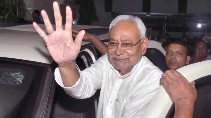 बिहार के मुख्यमंत्री नीतीश कुमार लोगों का अभिवादन करते। फाइल फोटो- PTI