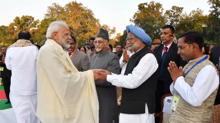 मनमोहन सिंह के साथ पीएम मोदी ने अपनी तस्वीर की साझा। ( फाइल फोटो)