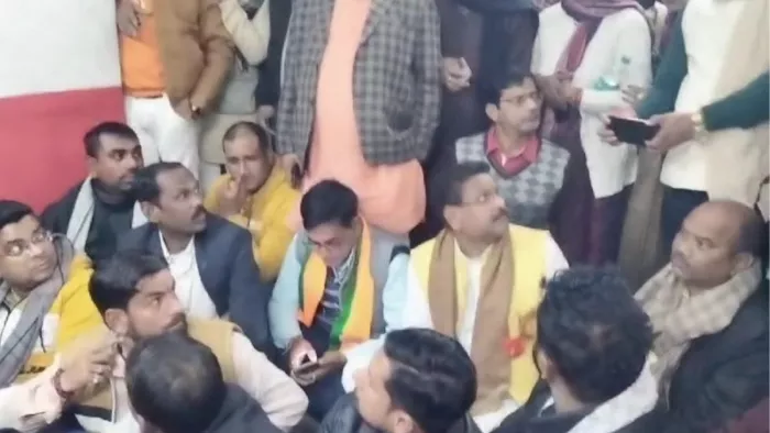 धूमनगंज थाने में धरने पर बैठे महापौर गणेश केसरवानी साथ में महानगर अध्यक्ष राजेन्द्र मिश्रा व कार्यकर्ता। वीडियो ग्रैब