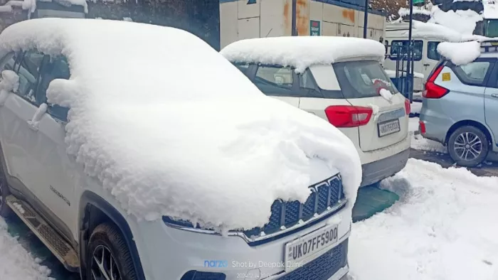 Snowfall in Auli: ज्योतिर्मठ-औली मार्ग से बर्फ हटाने में जुटा बीआरओ। जागरण