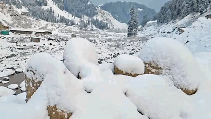 जम्मू कश्मीर में काफी बर्फबारी, आनंद लेने पहुंच रहे पर्यटक।
