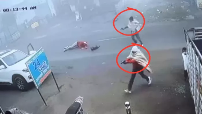 गोली चलाते हुए बदमाश सीसीटीवी कैमरे में कैद हुए हैं।