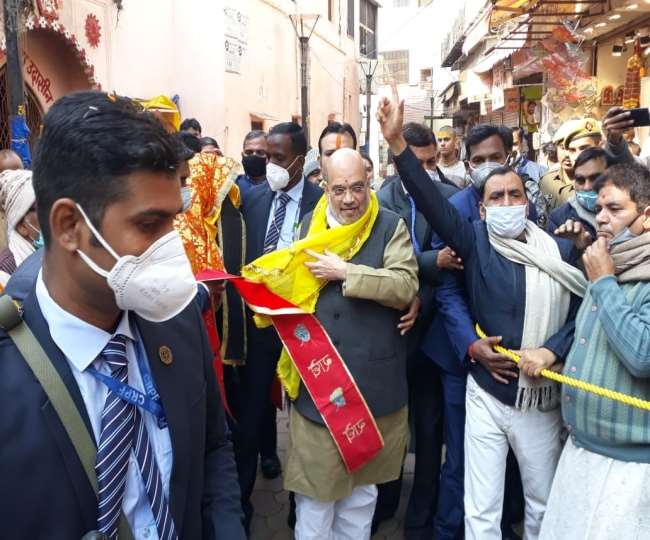 वृंदावन के बांकेबिहारी मंदिर में प्रवेश करते केंद्रीय गृह मंत्री अमित शाह।