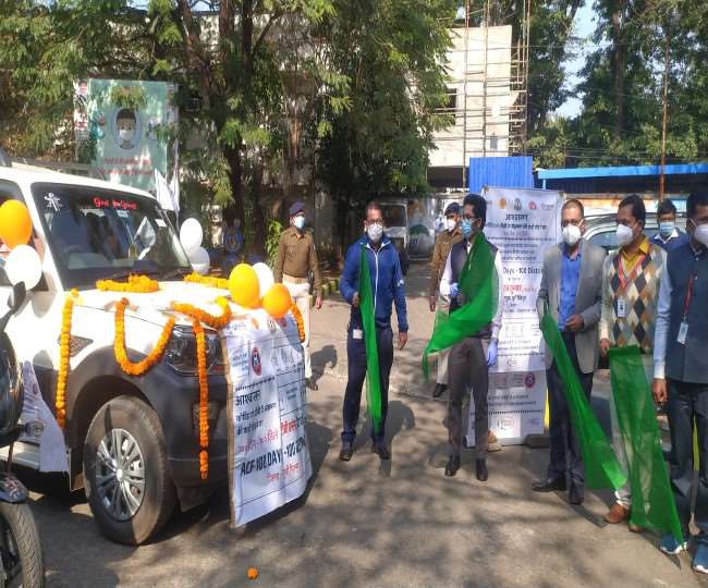 उपायुक्त कार्यालय में अभियान को लेकर वाहनों को हरी झंडी दिखाकर रवाना करते उपायुक्त सूरज कुमार।