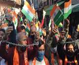रूपनगर में जेडीए की भूमि से कब्जा हटाने के मामले को राजनीतिक रंग देने के विरोध में प्रदर्शन करते हुए।