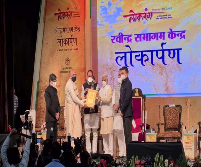 प्रदीप भैया को सम्मानित करते मध्य प्रदेश के राज्यपाल मंगूभाई पटेल और मुख्यमंत्री शिवराज सिंह चाैहान ( फोटो साैजन्य)।