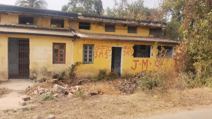 बीसीसीएल के आवासों पर अवैध कब्जे की तस्वीर