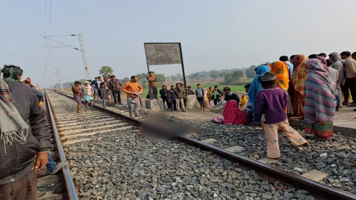 कुरमन के निकट रेल ट्रैक पर हुए हादसे के बाद जुटे स्थानीय लोग