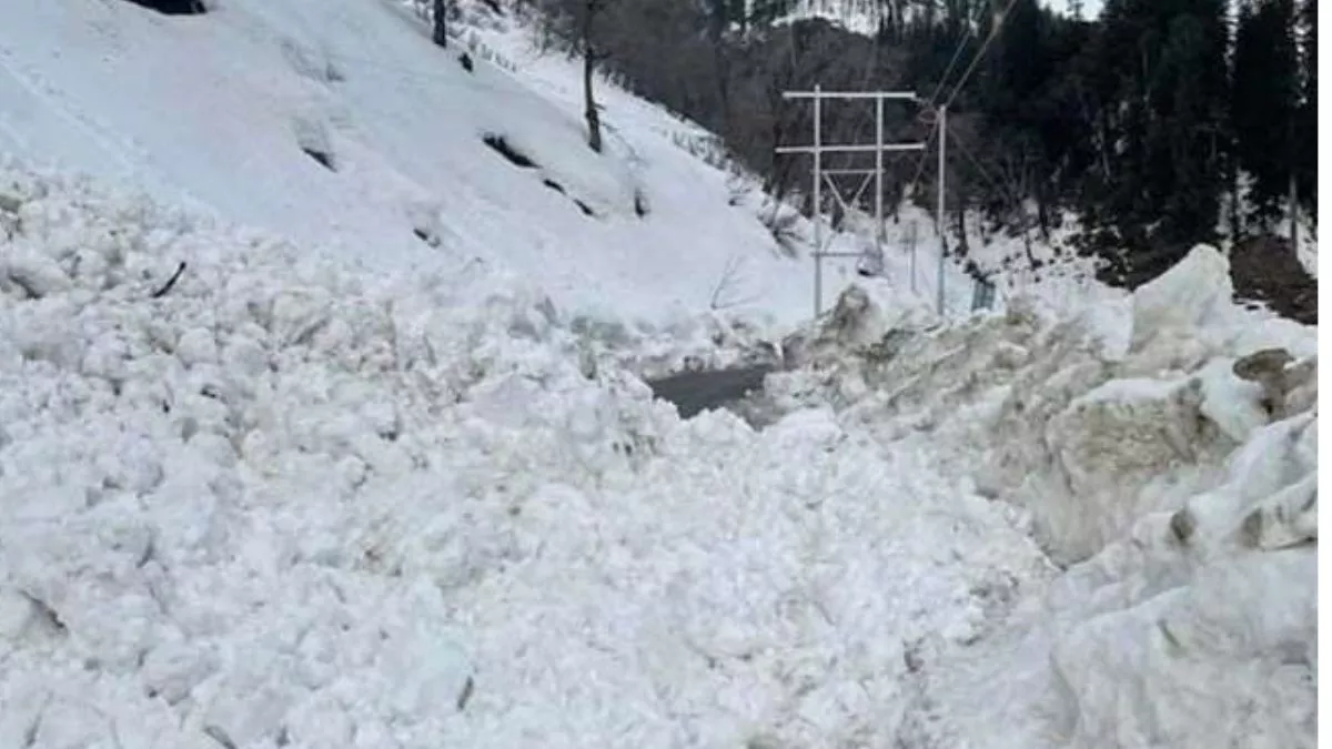 Manali News: अटल टनल के नार्थ पोर्टल के पास हिमस्खलन से 11 घंटे बंद रहा केलंग मार्ग, सड़क बहाली में जुटा बीआरओ