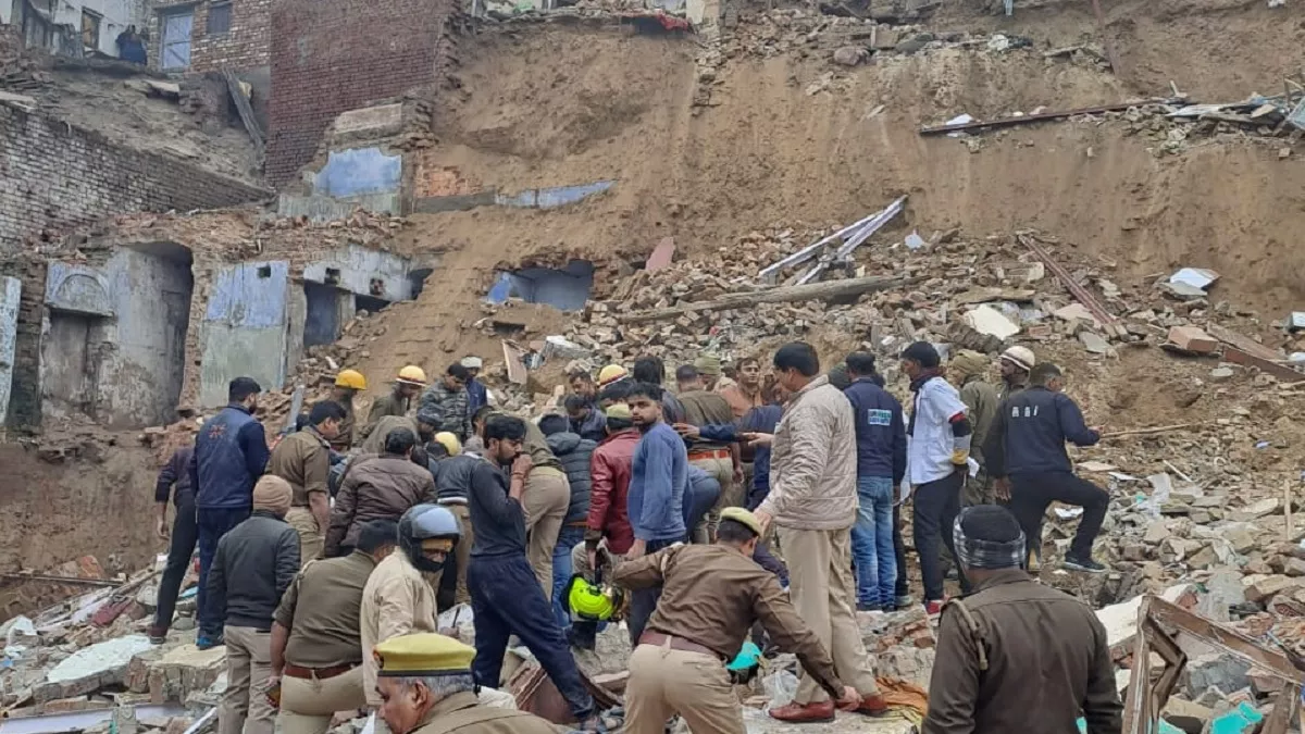 Agra Building Collapse: एडीए के अधिकारियों की मिलीभगत के चलते हुए हादसा