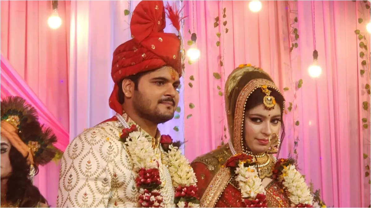 Arvind Akela Kallu Wedding Photos: शादी के बंधन में बंधे अरविंद, नए जोड़े को बधाई देने पहुंचे ​निरहुआ-आम्रपाली