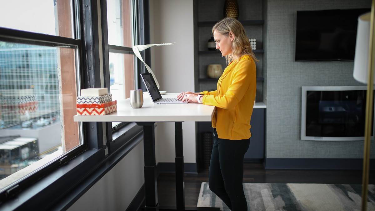 Best Standing Desk: डेस्क जॉब से हो गए हैं परेशान? घर लाएं स्टैंडिंग डेस्क और प्रोडक्टिविटी को बनाए बेहतर