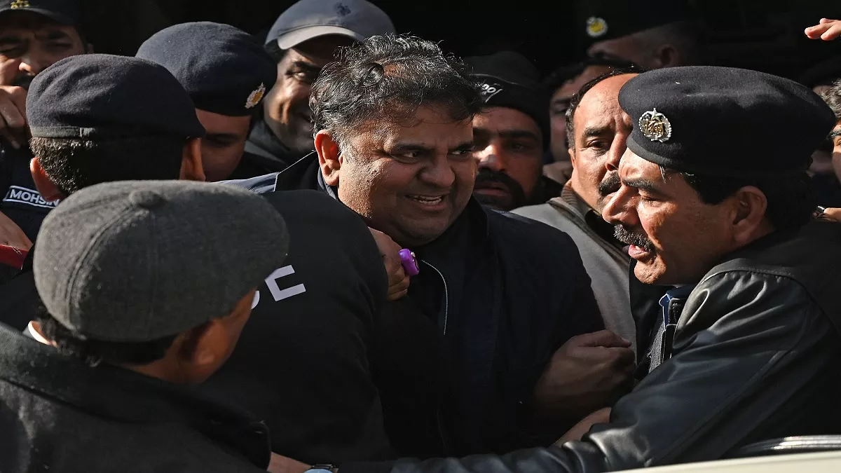 Pakistan: जेल में 14 दिन गुजारेंगे पूर्व मंत्री फवाद चौधरी, संवैधानिक संस्था के खिलाफ हिंसा भड़काने का आरोप