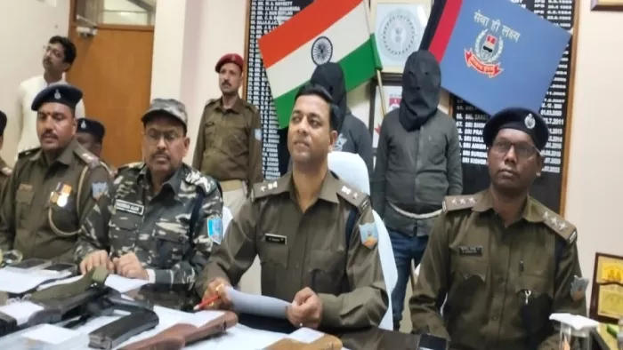 गिरफ्तार हुए नक्सलियों के साथ पुलिस की पूरी टीम
